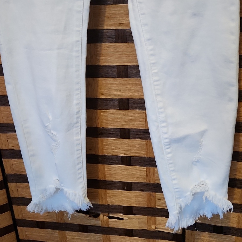 NWT! Kancan fray hem capri jeans
